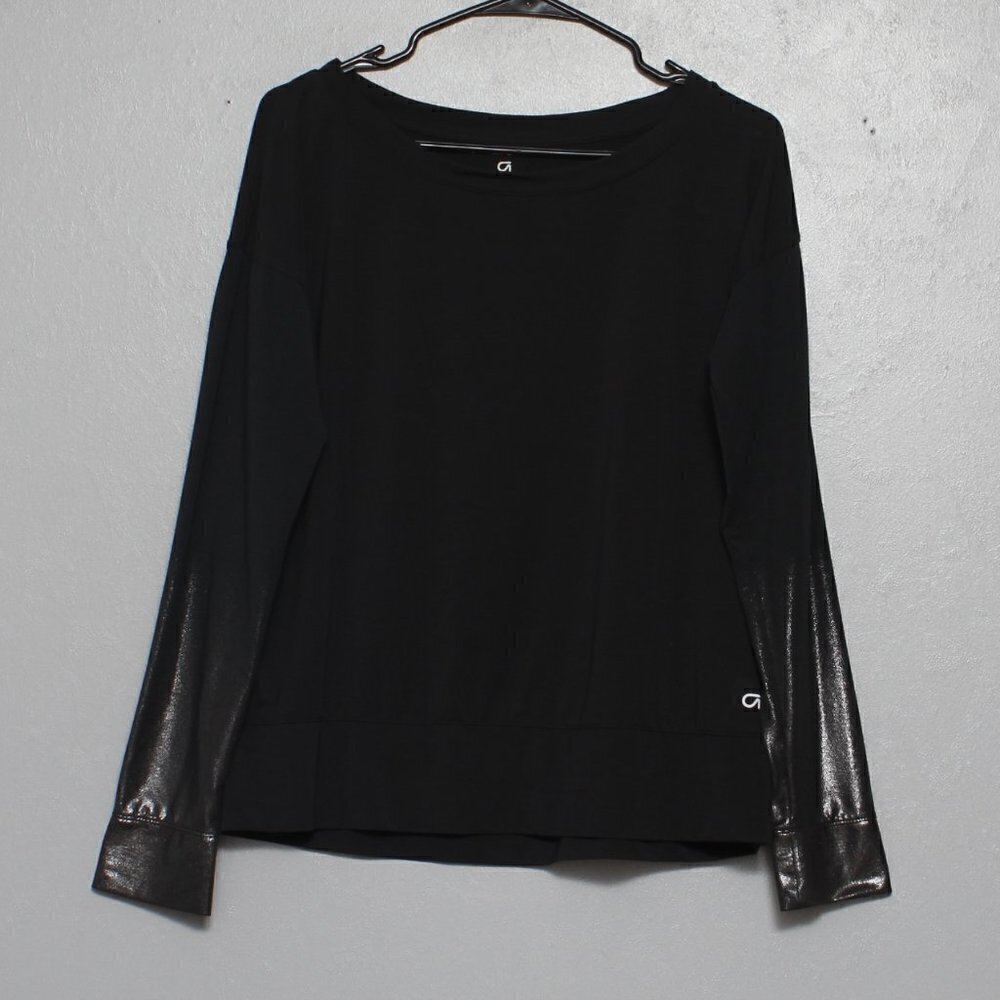 Gap fit shiny sleeve black silver athletic top